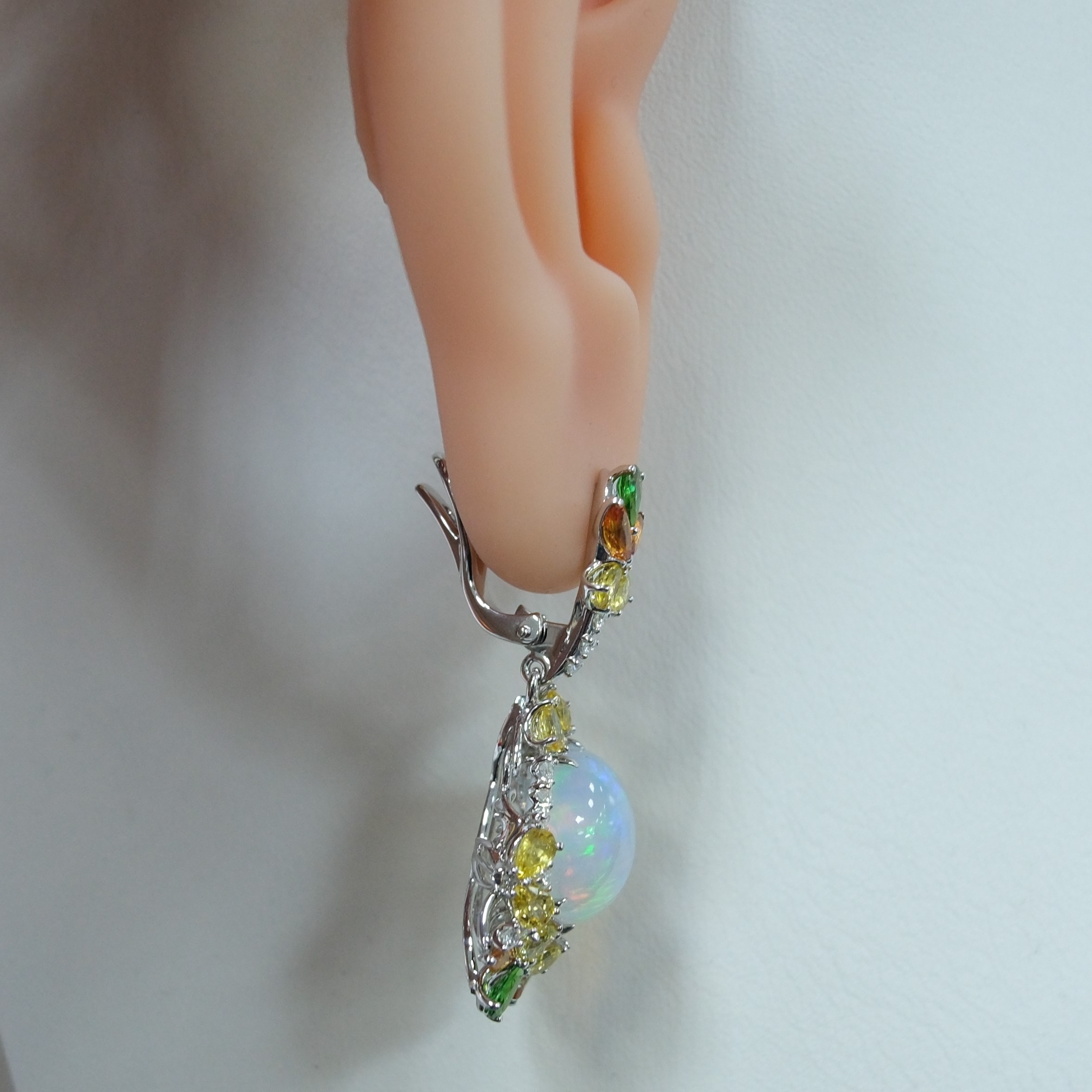 Серьги из белого золота с опалами